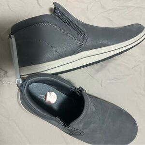 Clarks Women’s Gray Slip-On Sneaker.